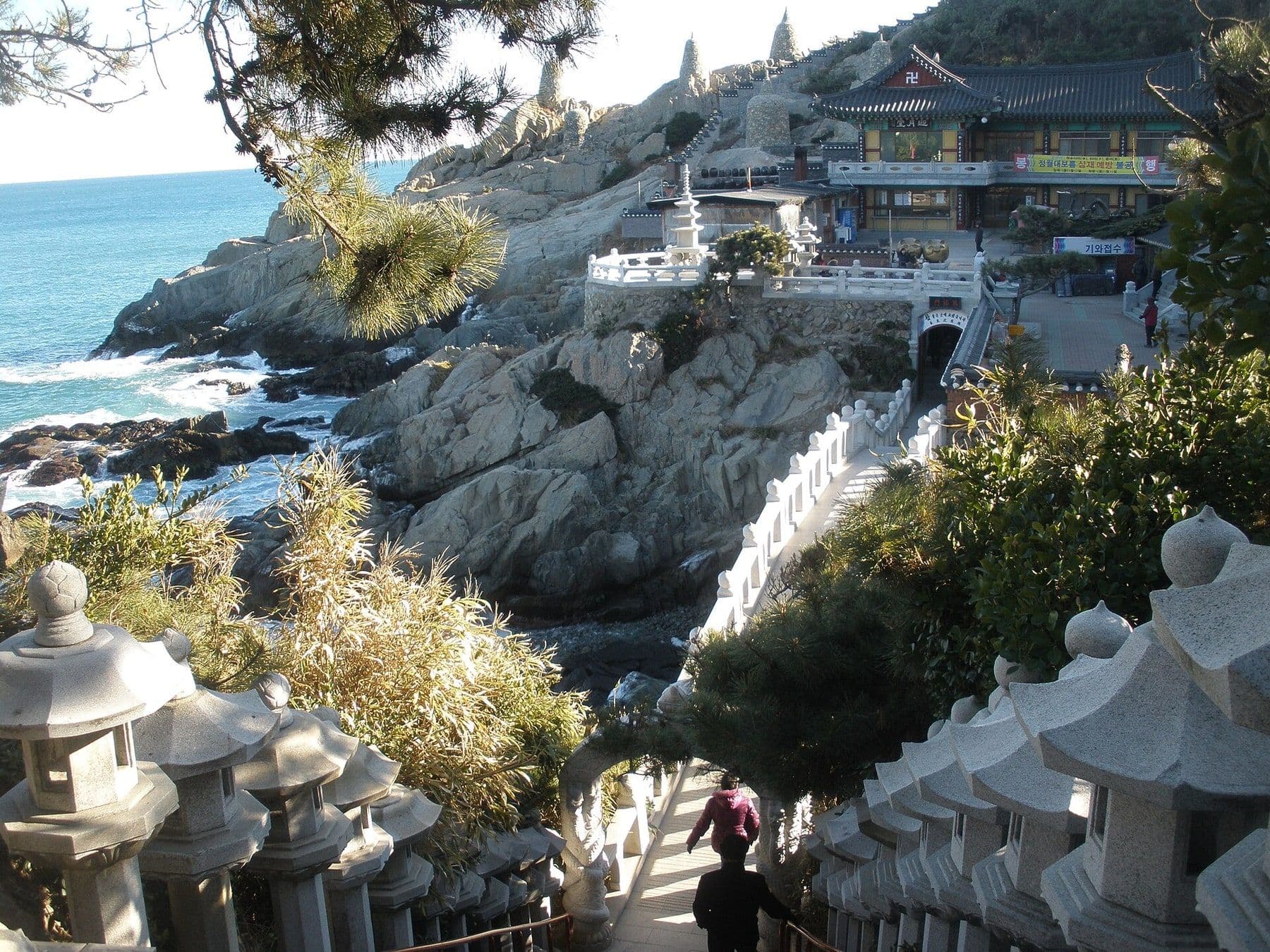 Chùa Haedong Yonggungsa bên biển Busan